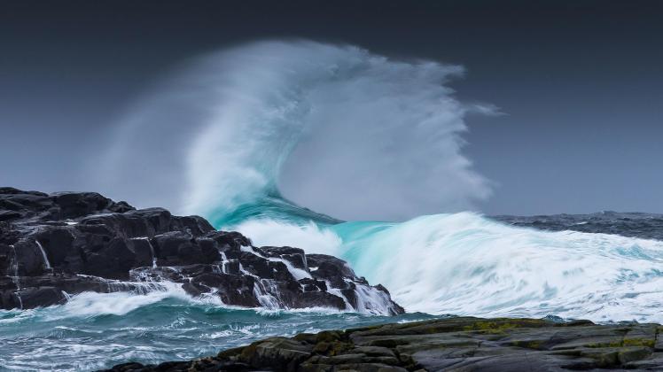 amazing ocean wave crashing on rocks